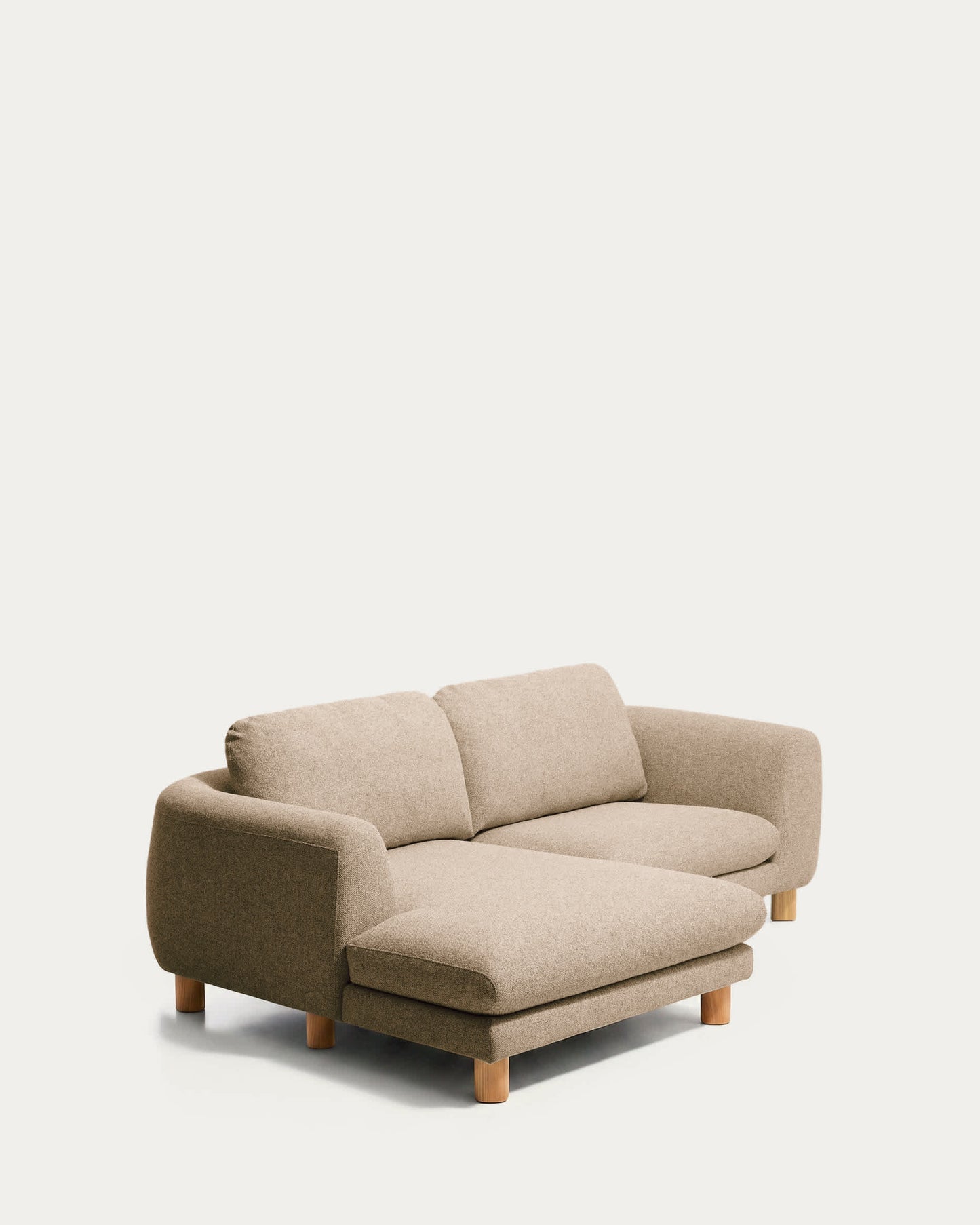 Divano Vera 3 posti con chaise longue sinistra marrone chiaro con gambe in legno massiccio di frassino con finitura naturale 232 cm FSC Mix Credit