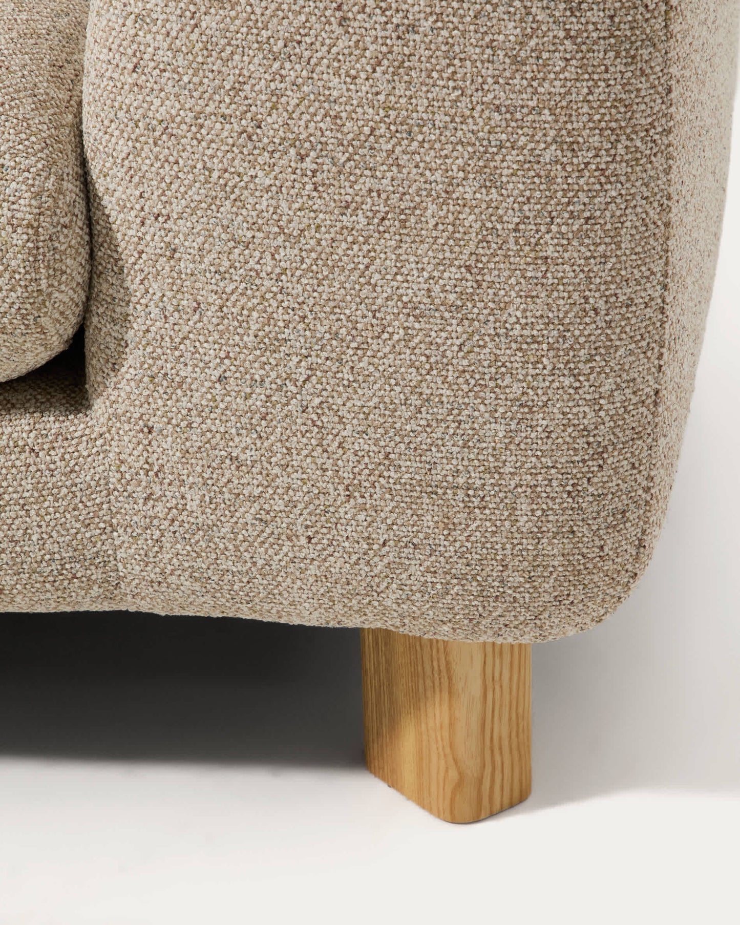 Divano Vera 3 posti con chaise longue sinistra beige con gambe in legno massiccio di frassino con finitura naturale 232 cm FSC Mix Credit
