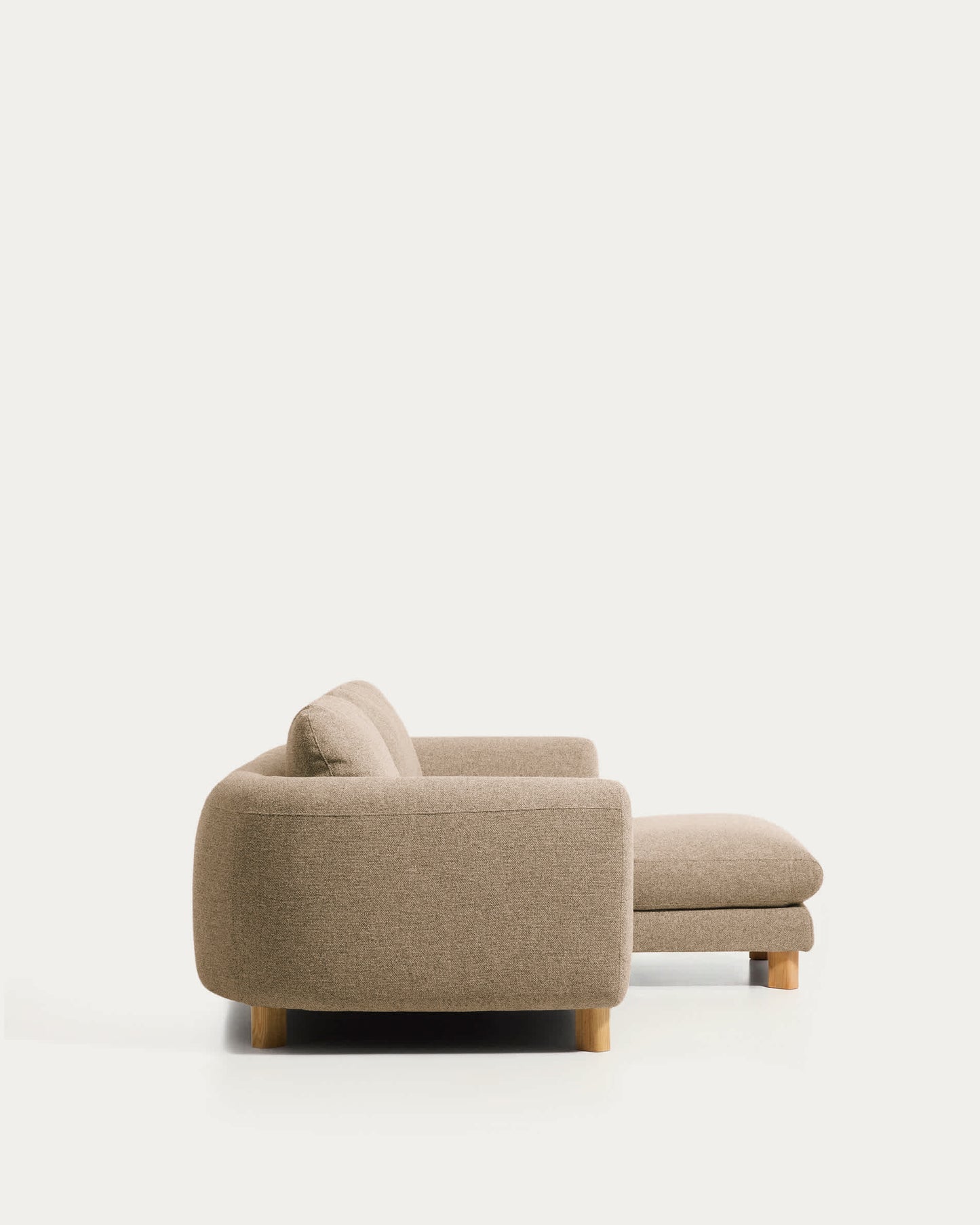 Divano Vera 3 posti con chaise longue destra marrone chiaro con gambe in legno massiccio di frassino con finitura naturale 232 cm FSC Mix Credit