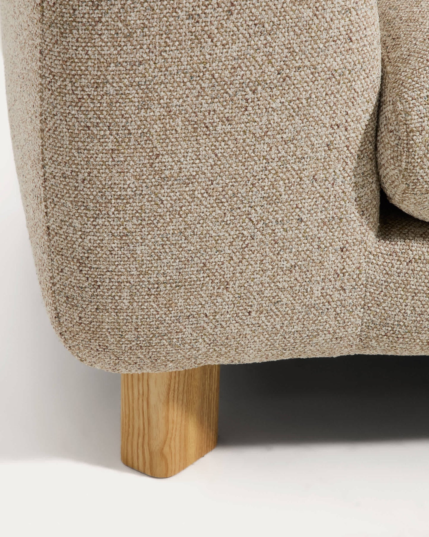 Divano Vera 3 posti con chaise longue destra beige con gambe in legno massiccio di frassino con finitura naturale 232 cm FSC Mix Credit