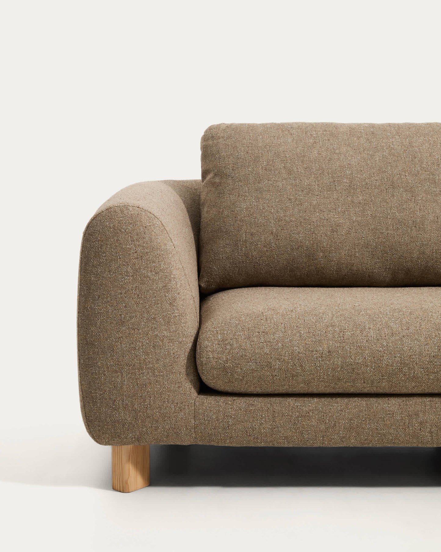 Divano Vera 4 posti con chaise longue destra marrone chiaro con gambe in legno massiccio di frassino con finitura naturale 322 cm FSC Mix Credit