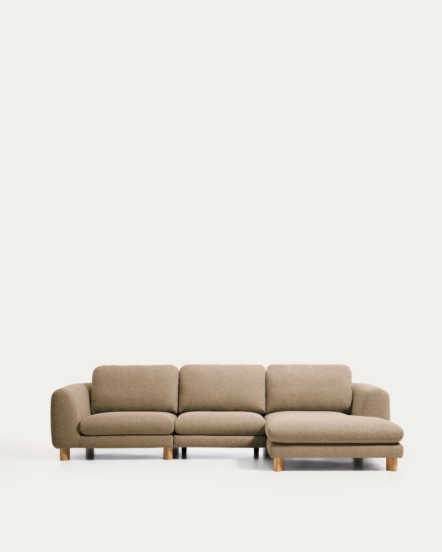Divano Vera 4 posti con chaise longue destra marrone chiaro con gambe in legno massiccio di frassino con finitura naturale 322 cm FSC Mix Credit