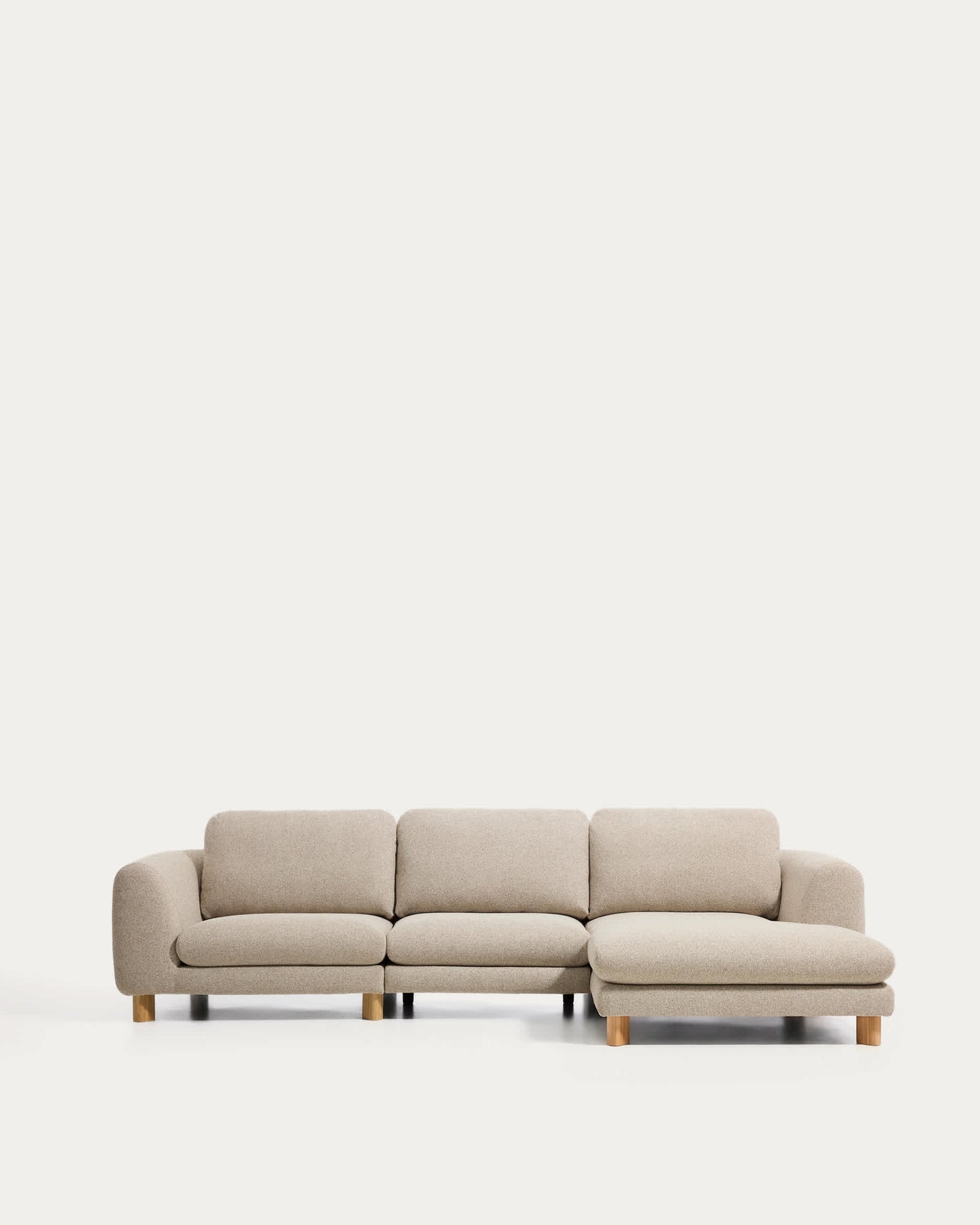 Divano Vera 4 posti con chaise longue destra beige con gambe in legno massiccio di frassino con finitura naturale 322 cm FSC Mix Credit