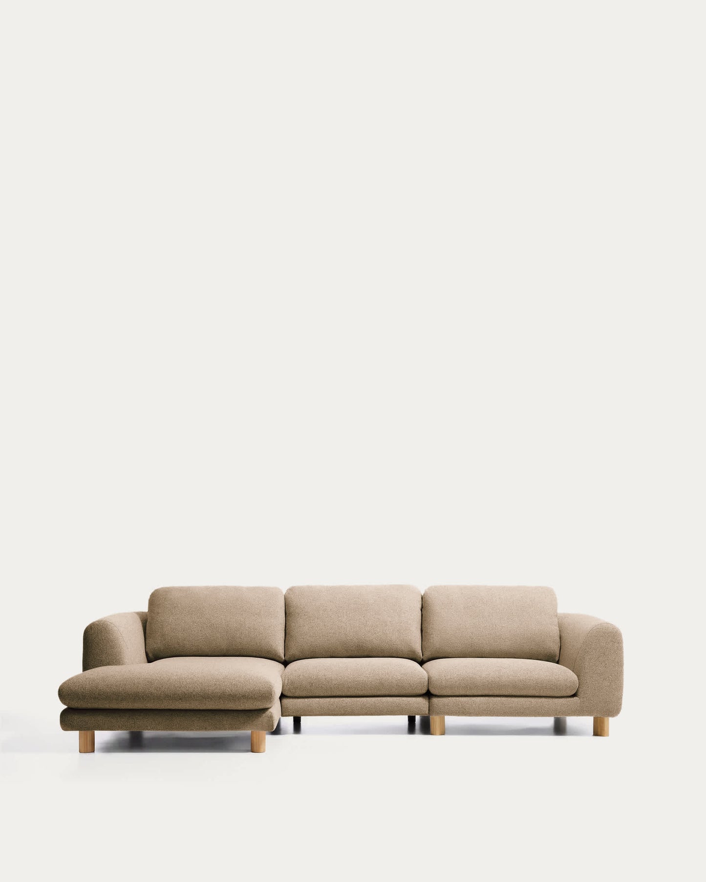Divano Vera 4 posti con chaise longue sinistra marrone chiaro con gambe in legno massiccio di frassino con finitura naturale 322 cm FSC Mix Credit