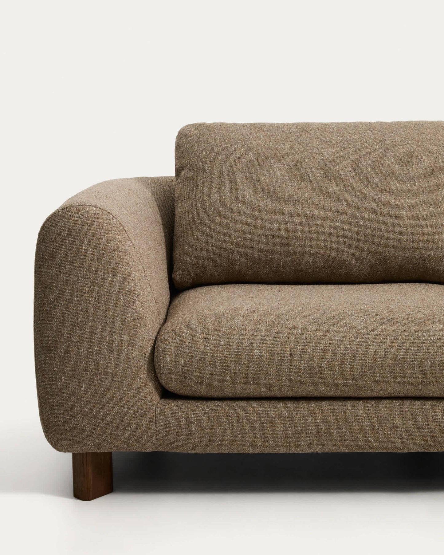 Divano ad angolo Vera 5 posti marrone chiaro con gambe in legno massiccio di frassino finitura in noce 330 X 330 cm FSC Mix Credit