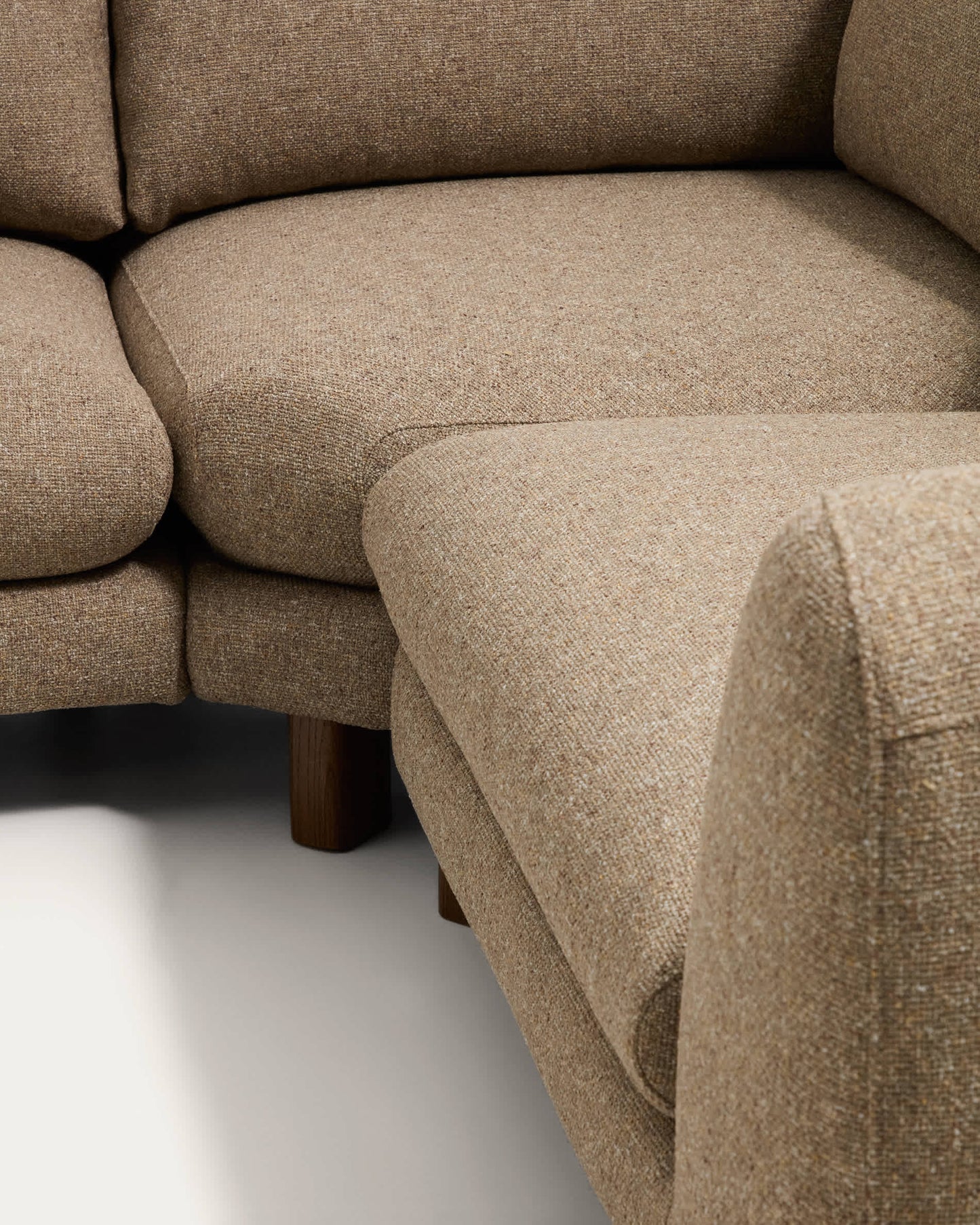 Divano ad angolo Vera 5 posti marrone chiaro con gambe in legno massiccio di frassino finitura in noce 330 X 330 cm FSC Mix Credit