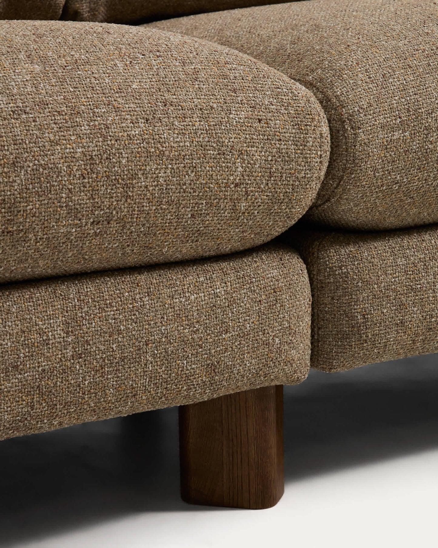 Divano ad angolo Vera 5 posti marrone chiaro con gambe in legno massiccio di frassino finitura in noce 330 X 330 cm FSC Mix Credit