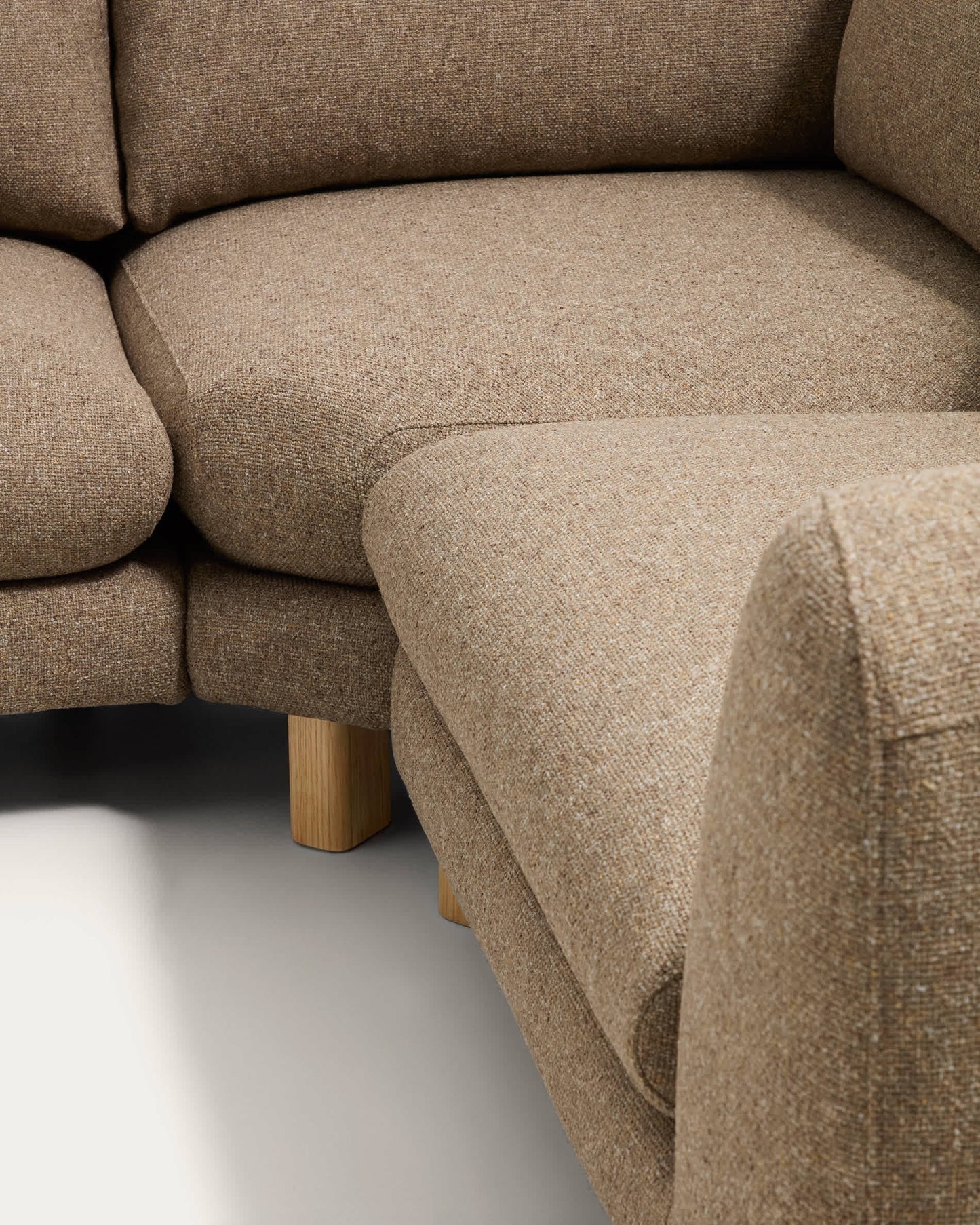 Divano ad angolo Vera 5 posti marrone chiaro con gambe in legno massiccio di frassino con finitura naturale 330 x 330 cm FSC Mix Credit