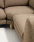 Divano ad angolo Vera 5 posti marrone chiaro con gambe in legno massiccio di frassino con finitura naturale 330 x 330 cm FSC Mix Credit