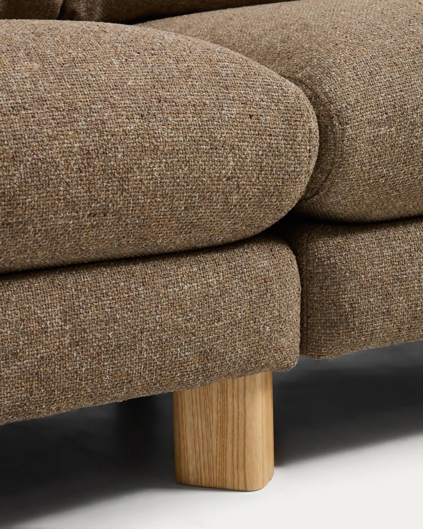 Divano ad angolo Vera 5 posti marrone chiaro con gambe in legno massiccio di frassino con finitura naturale 330 x 330 cm FSC Mix Credit