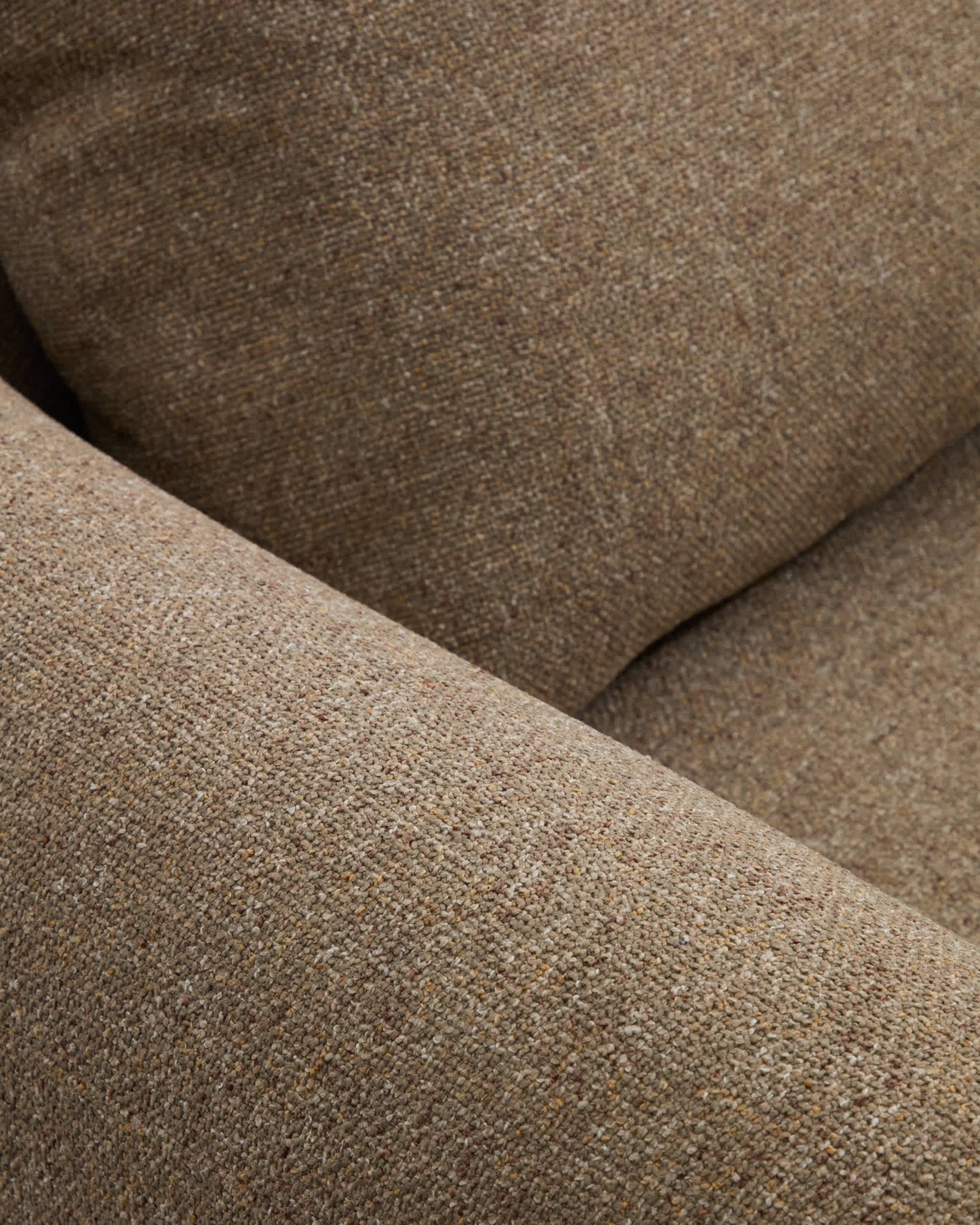 Divano ad angolo Vera 5 posti marrone chiaro con gambe in legno massiccio di frassino con finitura naturale 330 x 330 cm FSC Mix Credit
