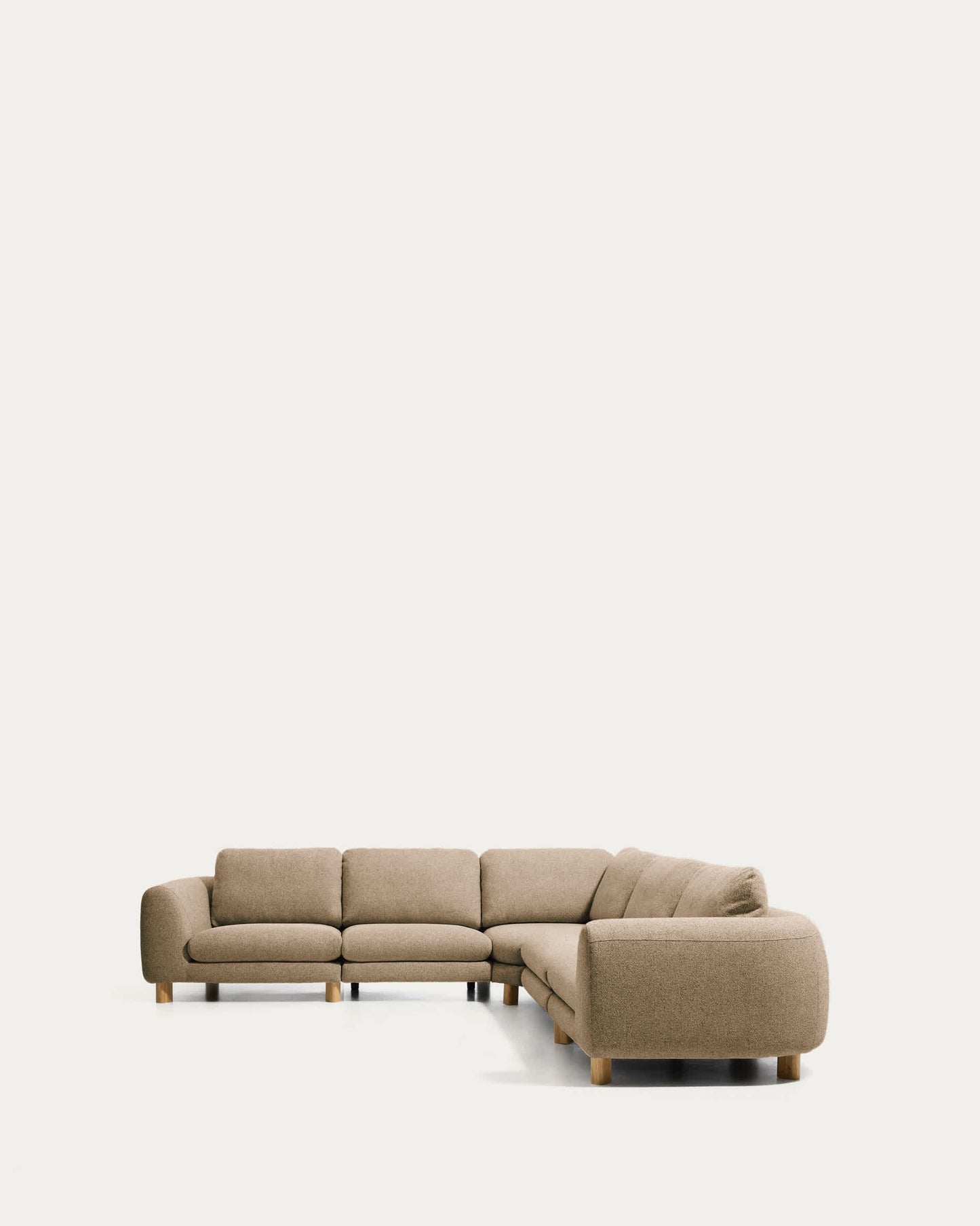 Divano ad angolo Vera 5 posti marrone chiaro con gambe in legno massiccio di frassino con finitura naturale 330 x 330 cm FSC Mix Credit
