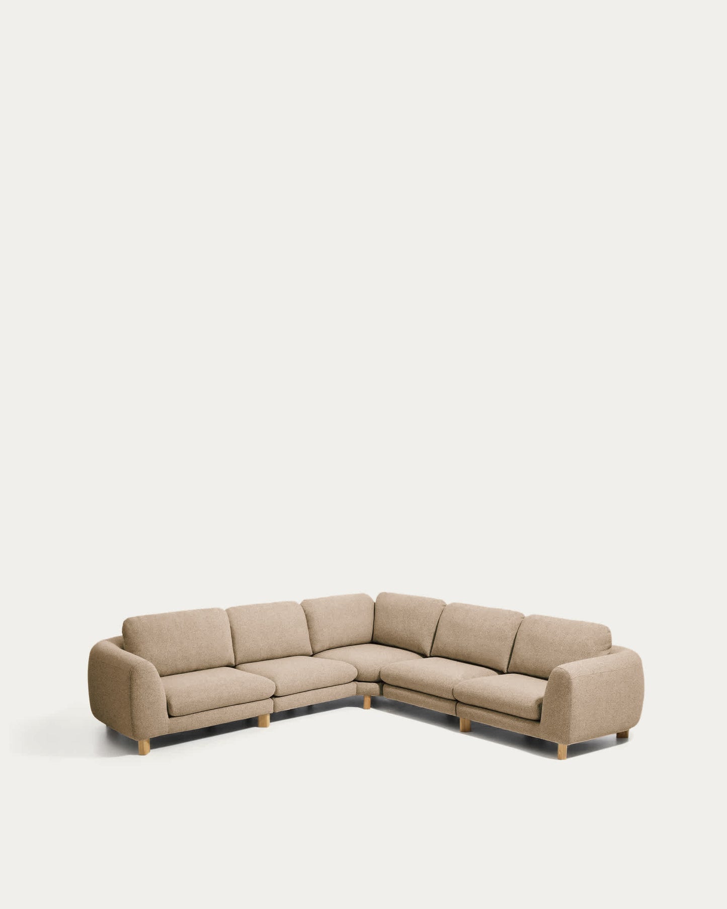Divano ad angolo Vera 5 posti marrone chiaro con gambe in legno massiccio di frassino con finitura naturale 330 x 330 cm FSC Mix Credit