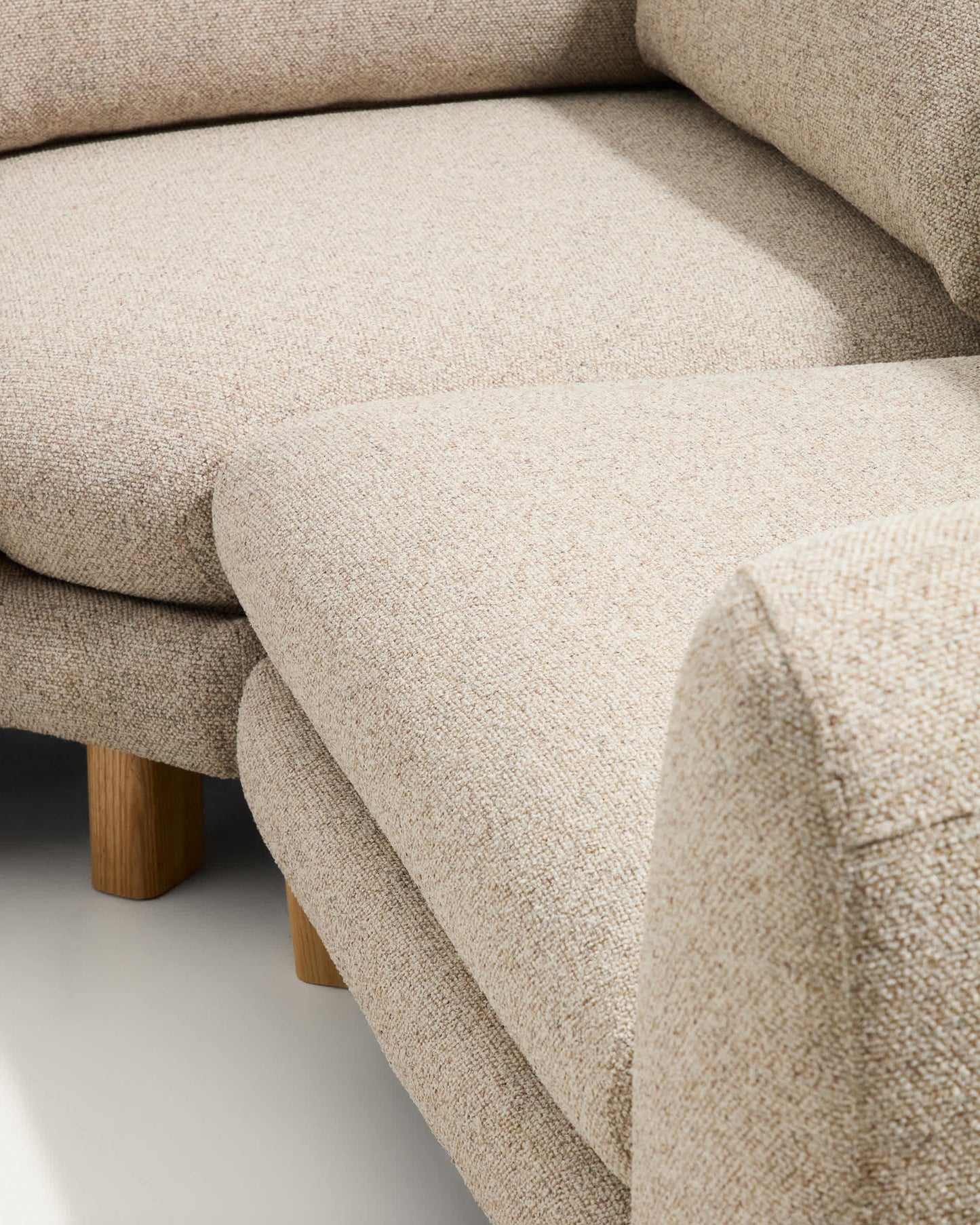 Divano ad angolo Vera 5 posti beige con gambe in legno massiccio di frassino con finitura naturale 330 x 330 cm FSC Mix Credit