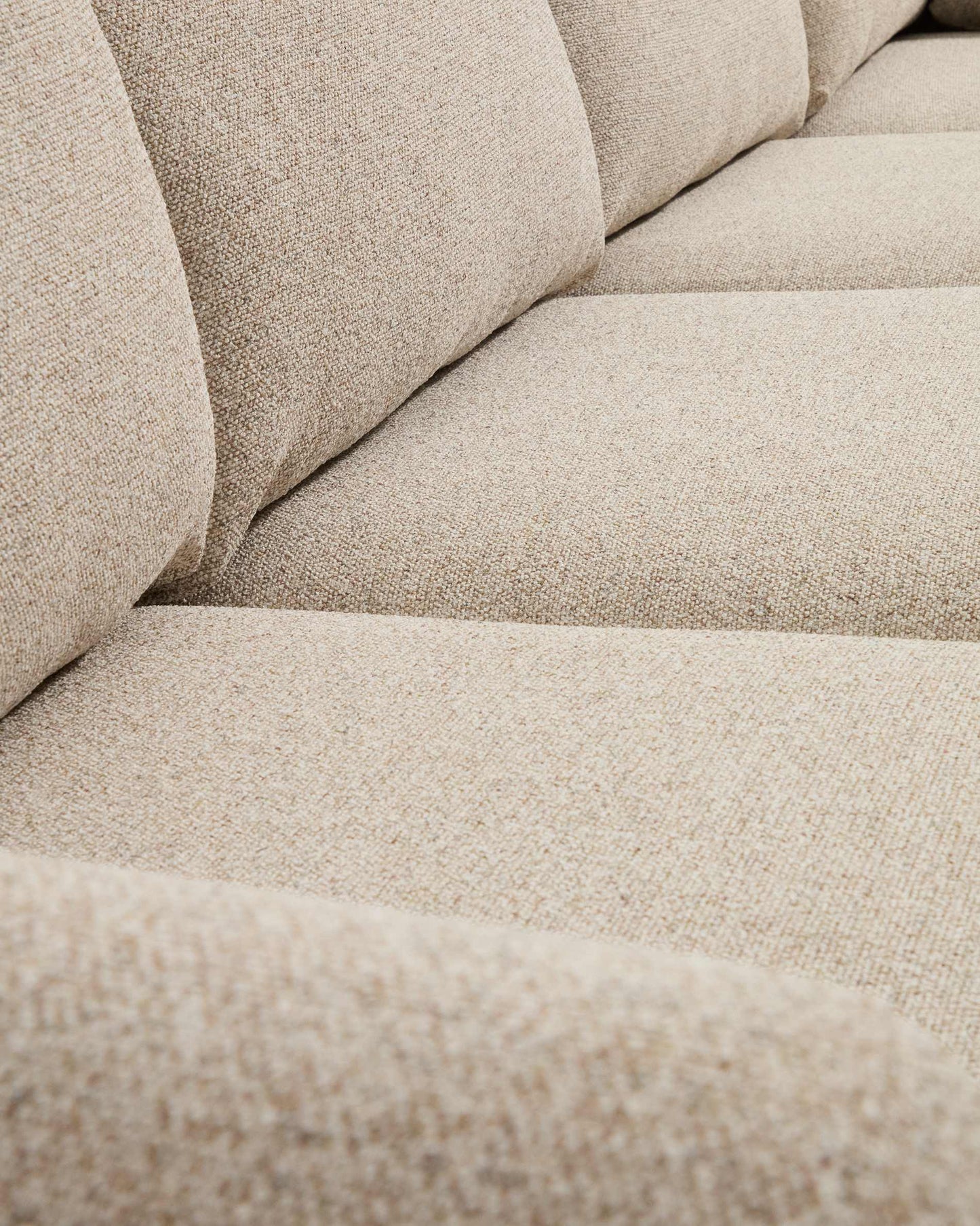 Divano ad angolo Vera 5 posti beige con gambe in legno massiccio di frassino con finitura naturale 330 x 330 cm FSC Mix Credit