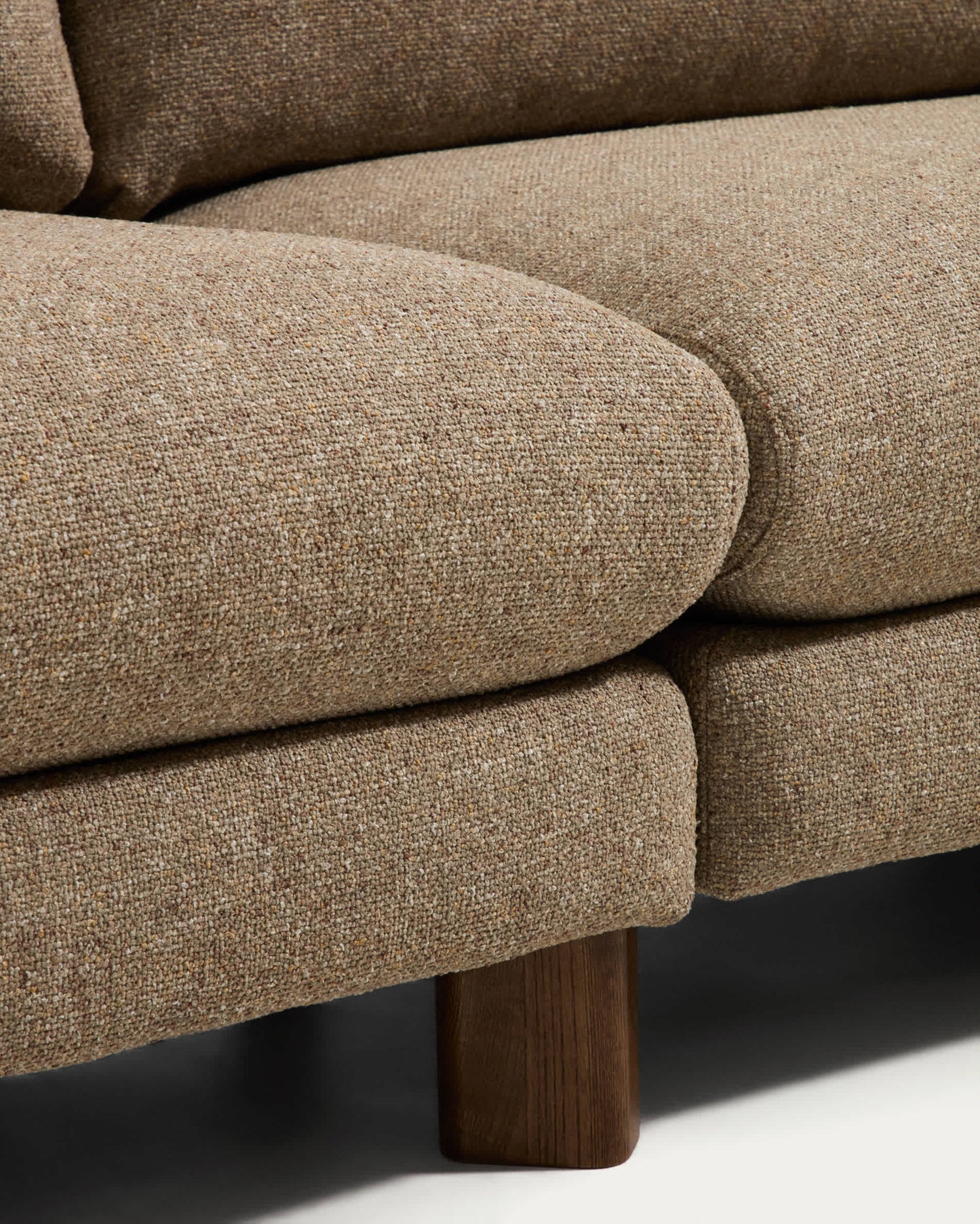 Divano Vera 4 posti marrone chiaro con gambe in legno massiccio di frassino con finitura in noce 320 cm FSC Mix Credit
