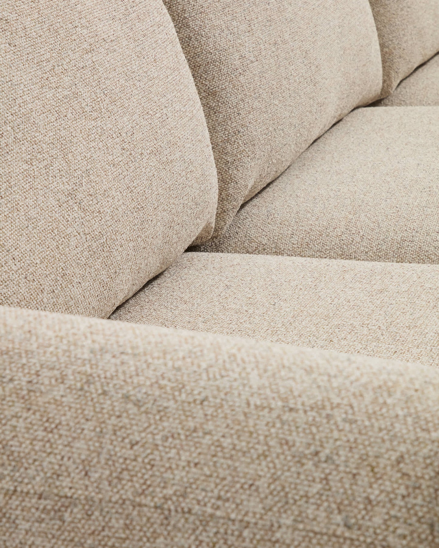 Divano Vera 4 posti beige con gambe in legno massiccio di frassino con finitura in noce 320 cm FSC Mix Credit