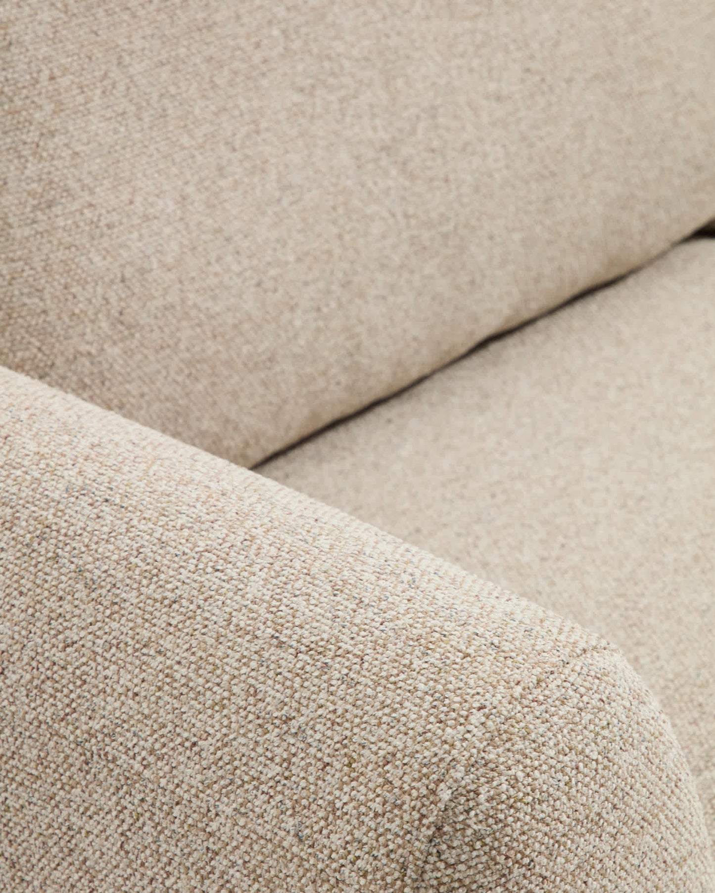 Divano Vera 4 posti beige con gambe in legno massiccio di frassino con finitura in noce 320 cm FSC Mix Credit