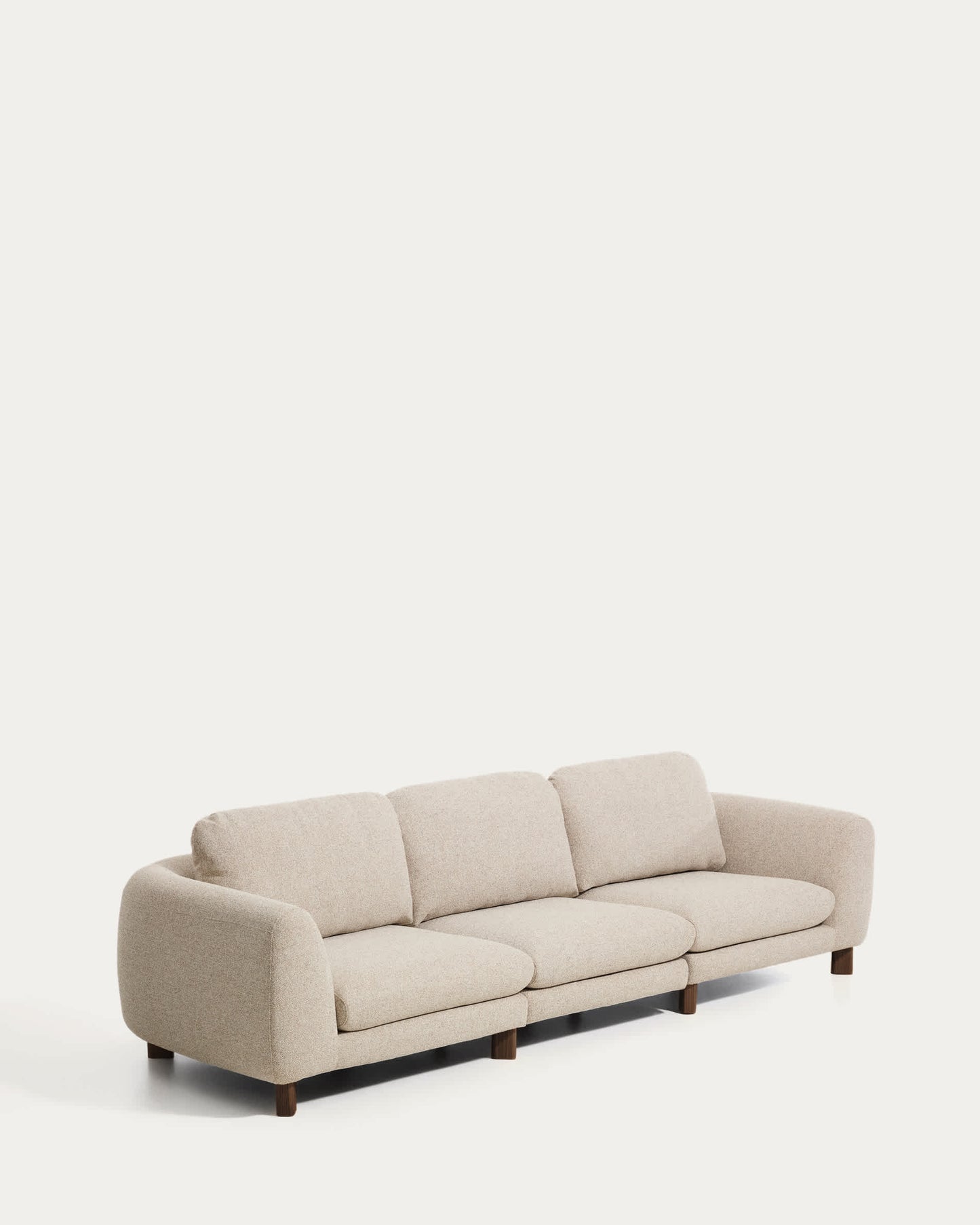 Divano Vera 4 posti beige con gambe in legno massiccio di frassino con finitura in noce 320 cm FSC Mix Credit