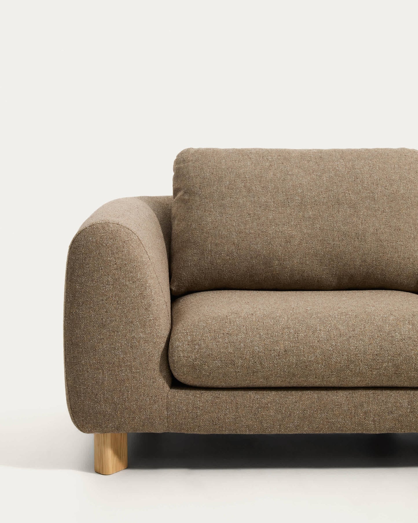 Divano Vera 4 posti marrone chiaro con gambe in legno massiccio di frassino con finitura naturale 320 cm FSC Mix Credit