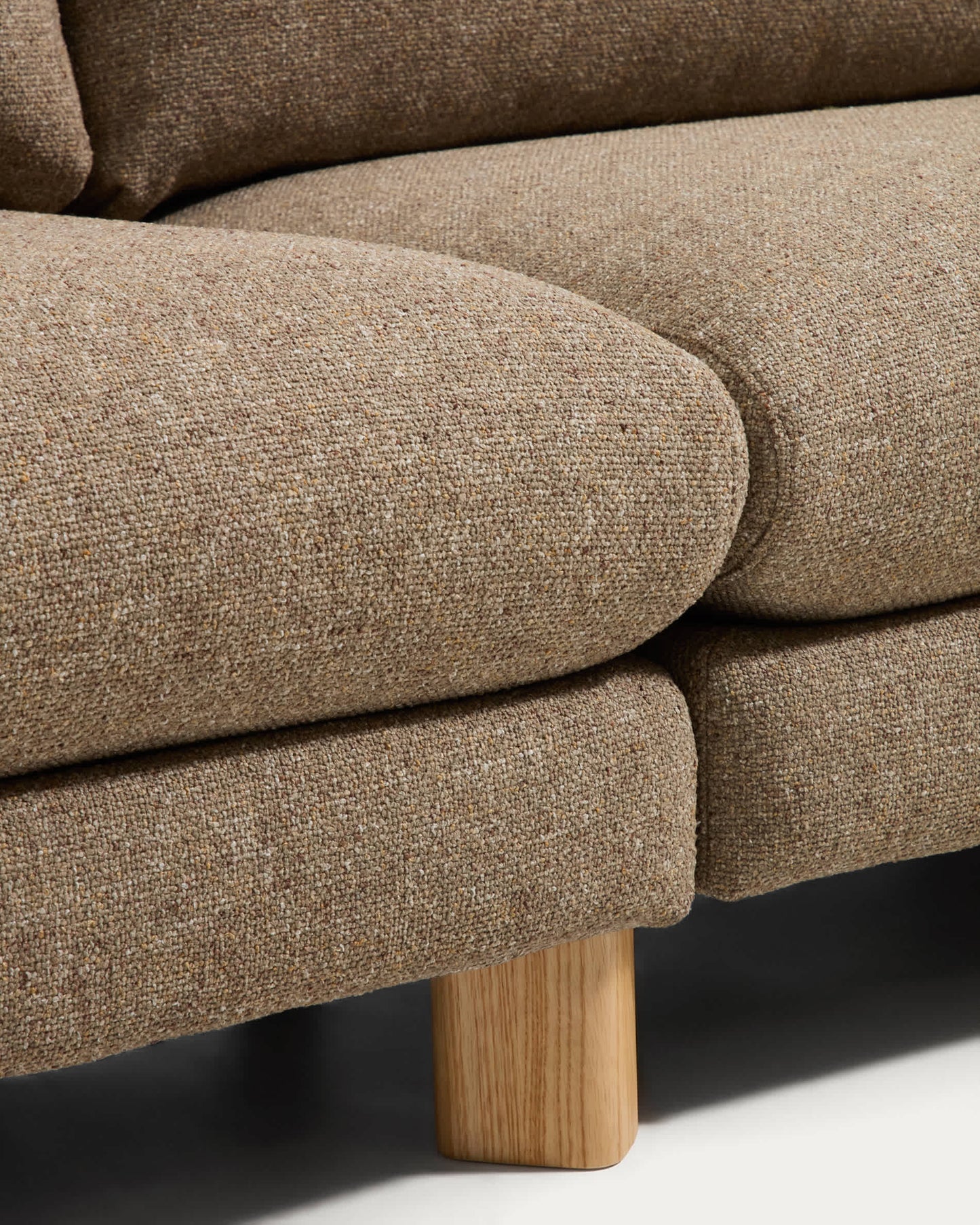 Divano Vera 4 posti marrone chiaro con gambe in legno massiccio di frassino con finitura naturale 320 cm FSC Mix Credit