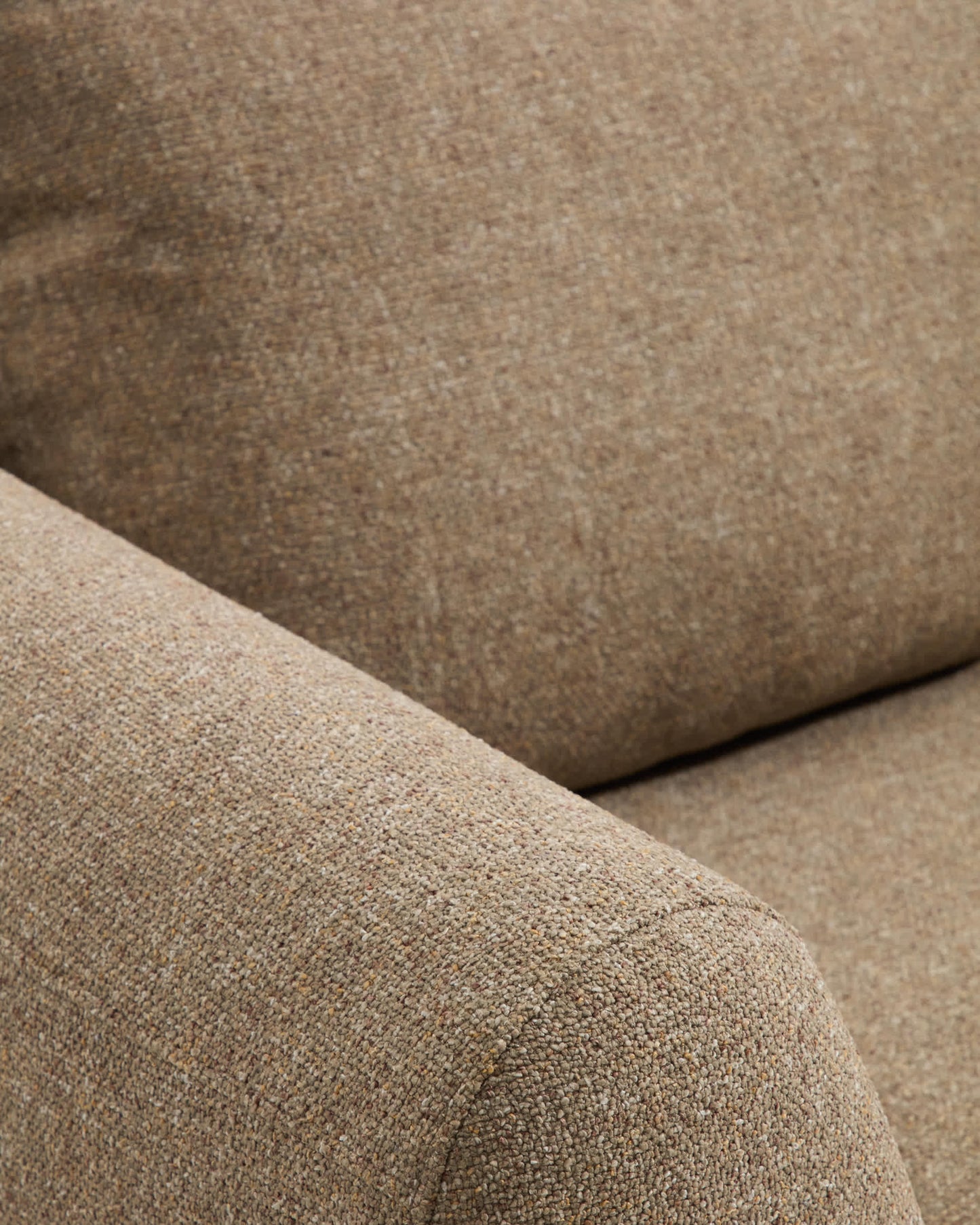 Divano Vera 4 posti marrone chiaro con gambe in legno massiccio di frassino con finitura naturale 320 cm FSC Mix Credit