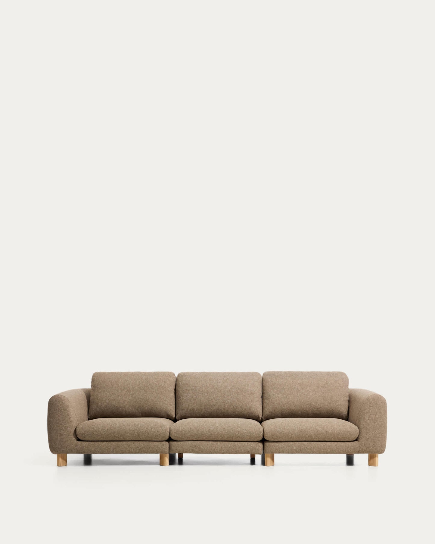 Divano Vera 4 posti marrone chiaro con gambe in legno massiccio di frassino con finitura naturale 320 cm FSC Mix Credit