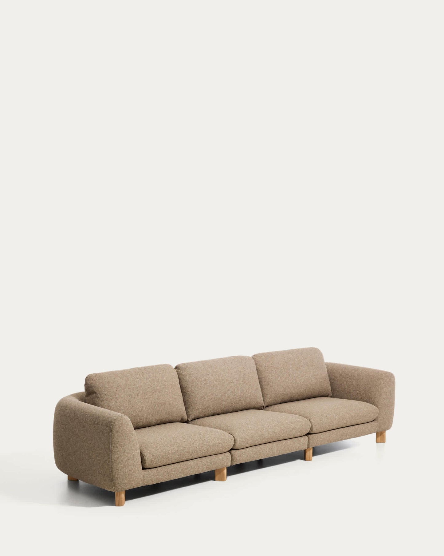 Divano Vera 4 posti marrone chiaro con gambe in legno massiccio di frassino con finitura naturale 320 cm FSC Mix Credit