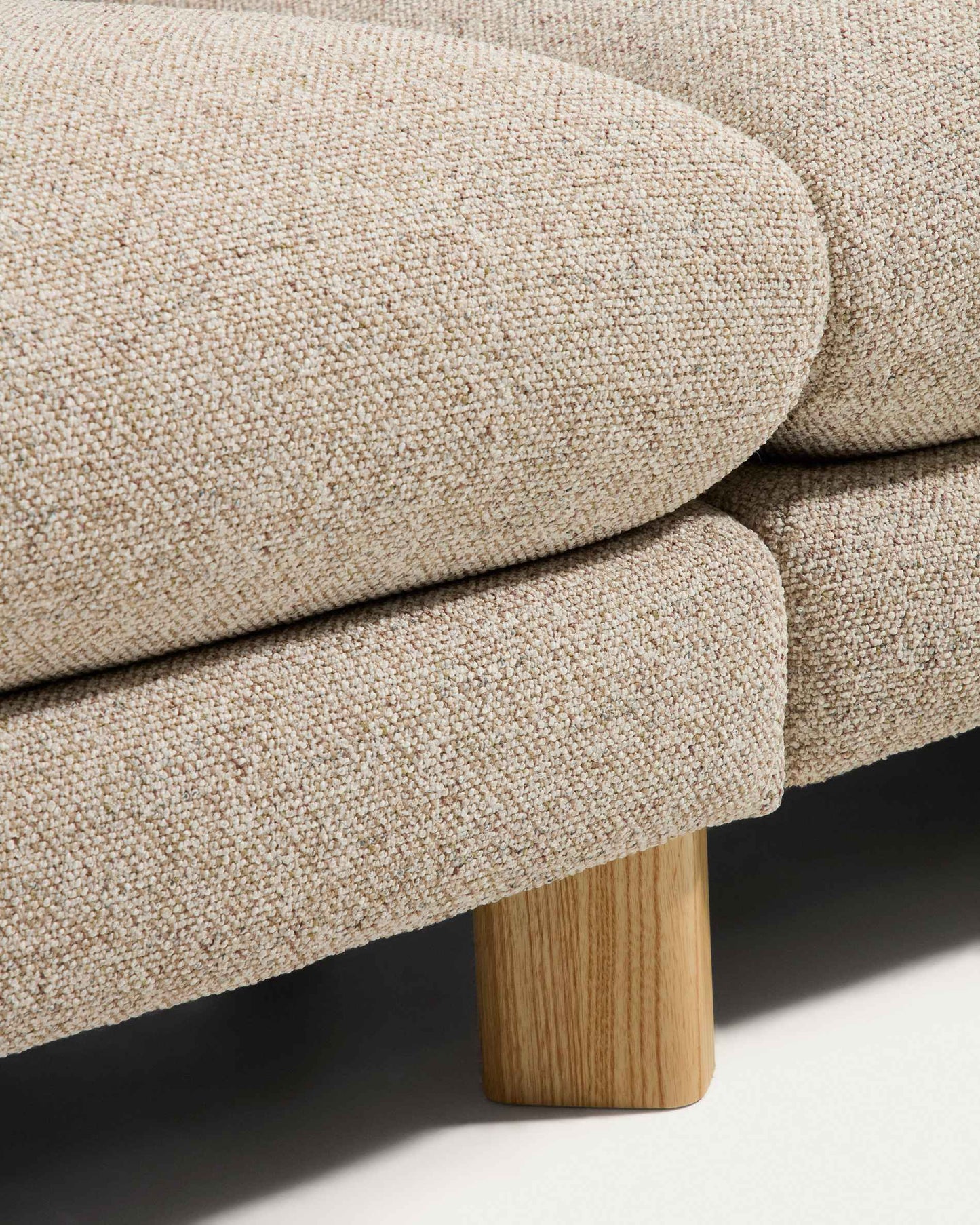 Divano Vera 4 posti beige con gambe in legno massiccio di frassino con finitura naturale 320 cm FSC Mix Credit