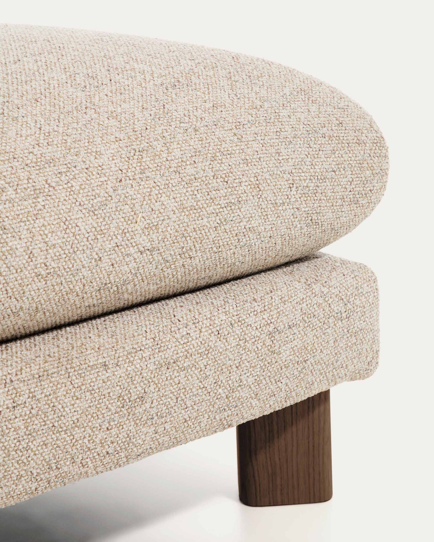 Poggiapiedi Vera beige con gambe in legno massiccio di frassino con finitura in noce 80 x 80 cm FSC Mix Credit