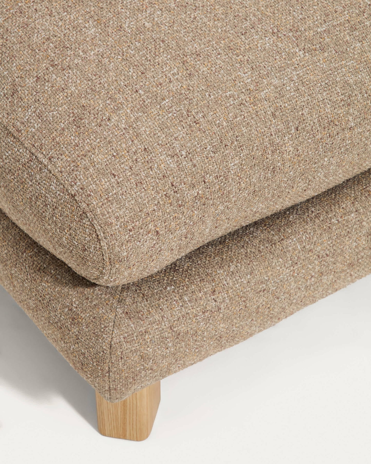Poggiapiedi Vera marrone chiaro con gambe in legno massiccio di frassino con finitura naturale 80 x 80 cm FSC Mix Credit