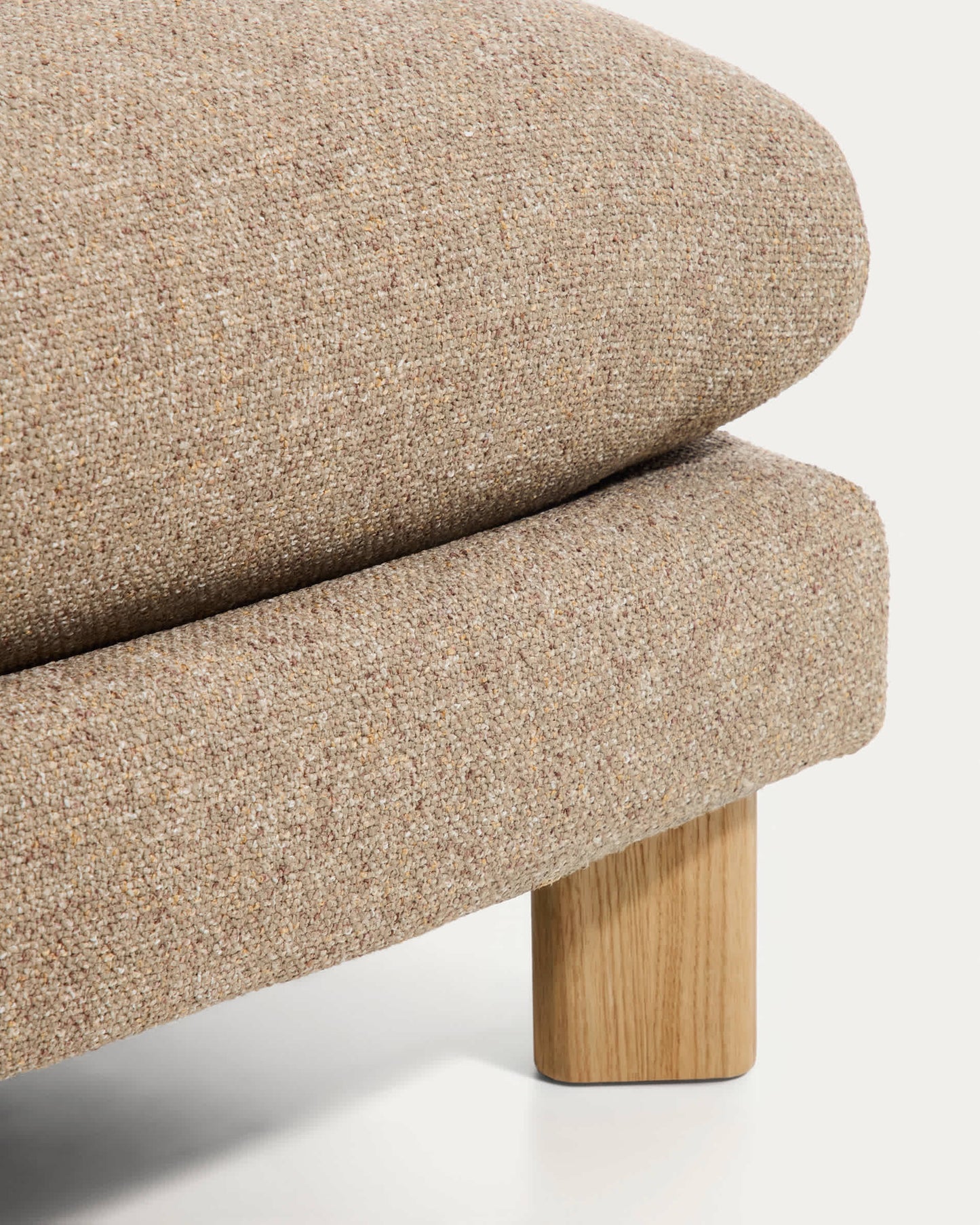 Poggiapiedi Vera marrone chiaro con gambe in legno massiccio di frassino con finitura naturale 80 x 80 cm FSC Mix Credit