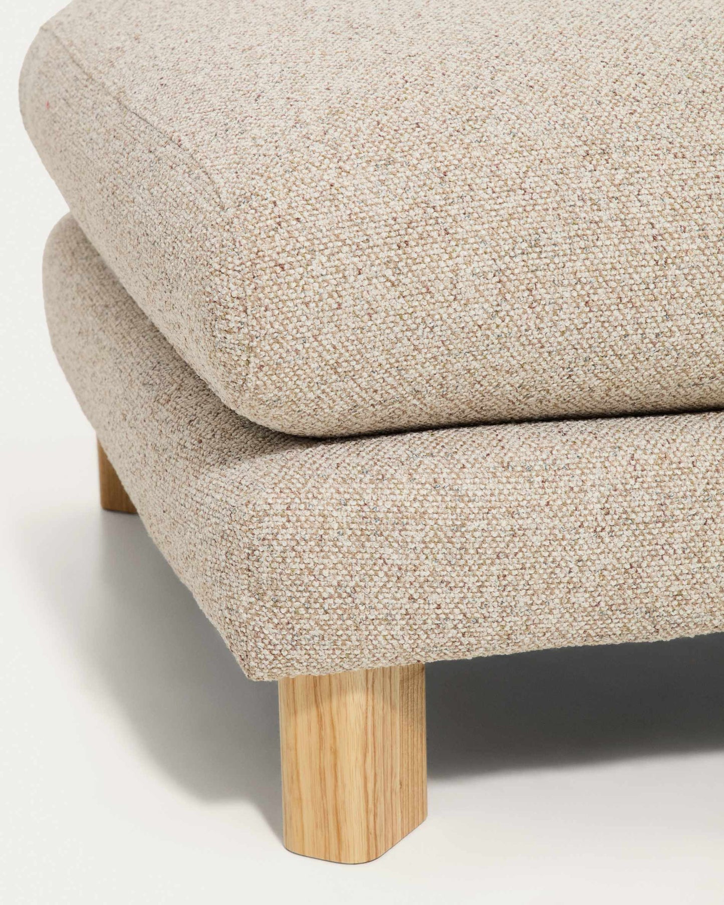 Poggiapiedi Vera beige con gambe in legno massiccio di frassino con finitura naturale 80 x 80 cm FSC Mix Credit