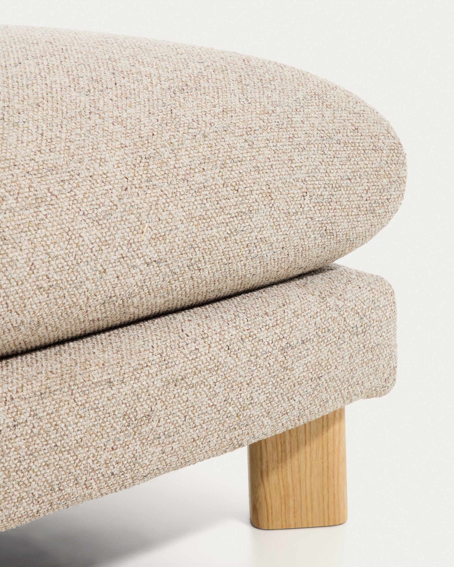 Poggiapiedi Vera beige con gambe in legno massiccio di frassino con finitura naturale 80 x 80 cm FSC Mix Credit