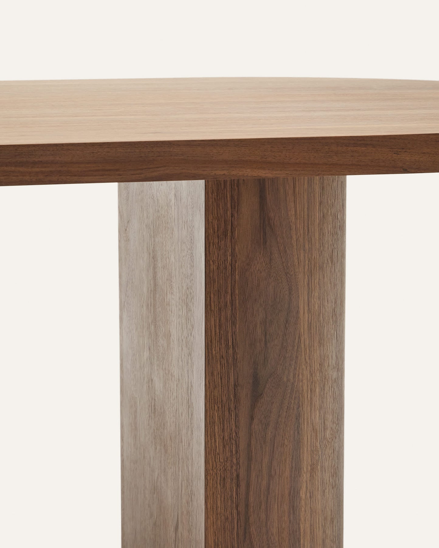 Tavolo Nealy con impiallacciatura in noce e finitura scura 240 x 100 cm