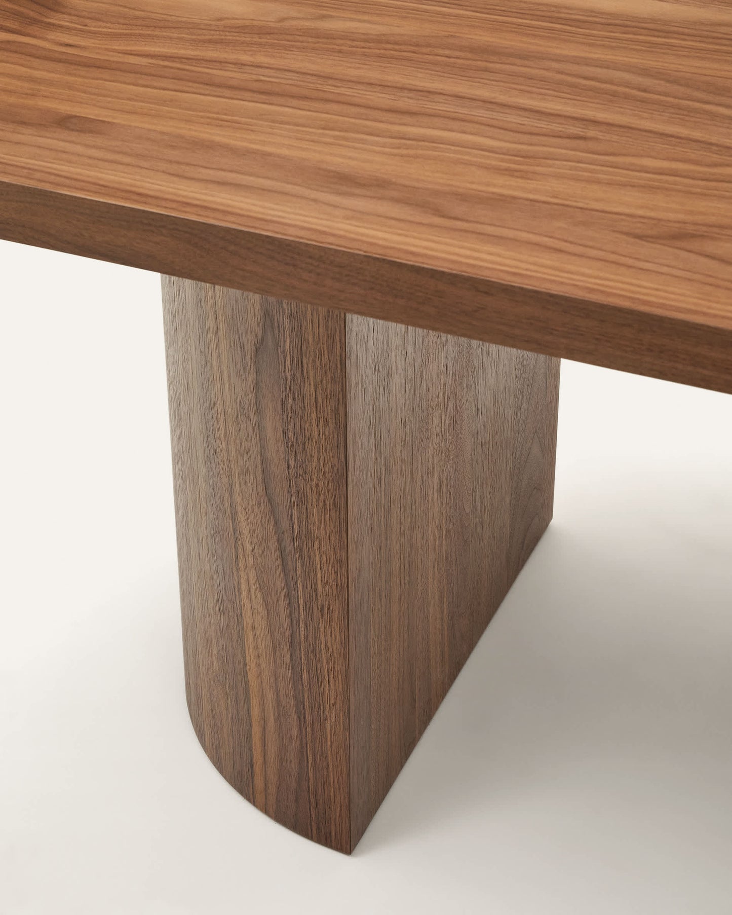 Tavolo Nealy con impiallacciatura in noce e finitura scura 240 x 100 cm