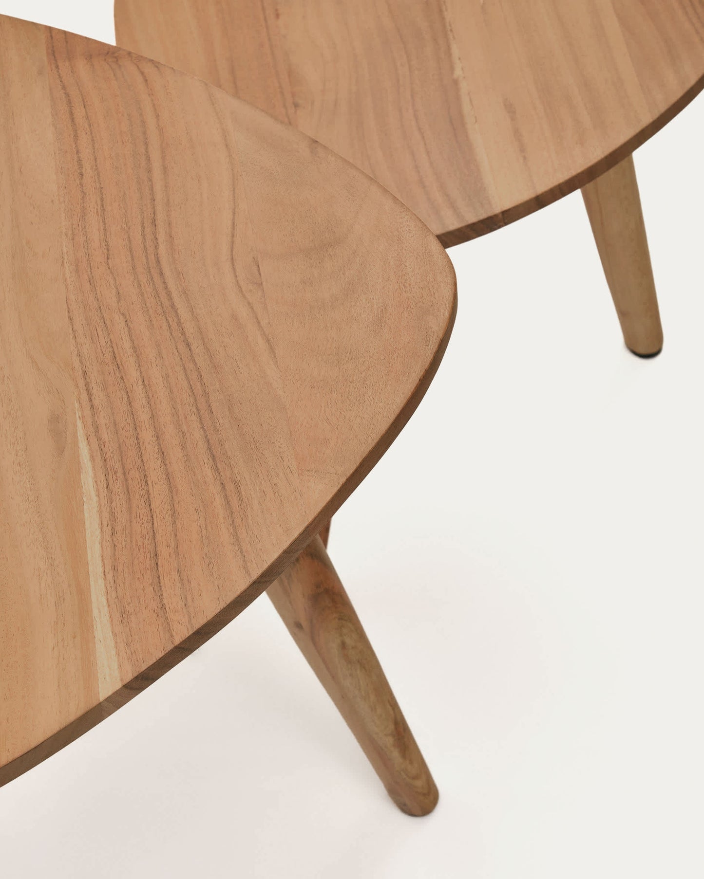 Set di 2 tavolini da appoggio Duvani in legno massiccio di acacia con finitura sbiancata.