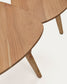 Set di 2 tavolini da appoggio Duvani in legno massiccio di acacia con finitura sbiancata.