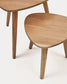 Set di 2 tavolini da appoggio Duvani in legno massiccio di acacia con finitura sbiancata.
