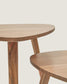 Set di 2 tavolini da appoggio Duvani in legno massiccio di acacia con finitura sbiancata.