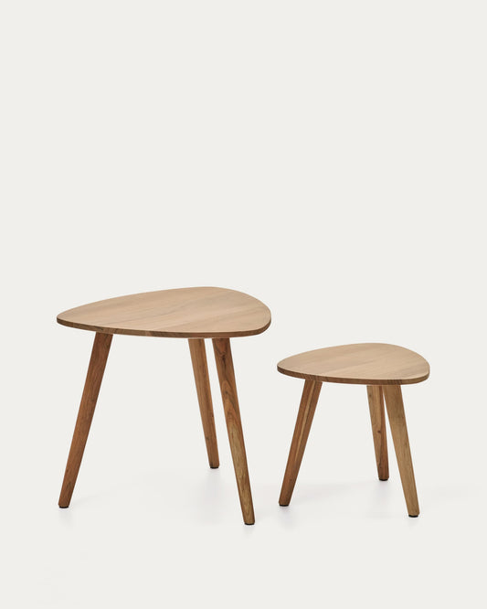 Set di 2 tavolini da appoggio Duvani in legno massiccio di acacia con finitura sbiancata.