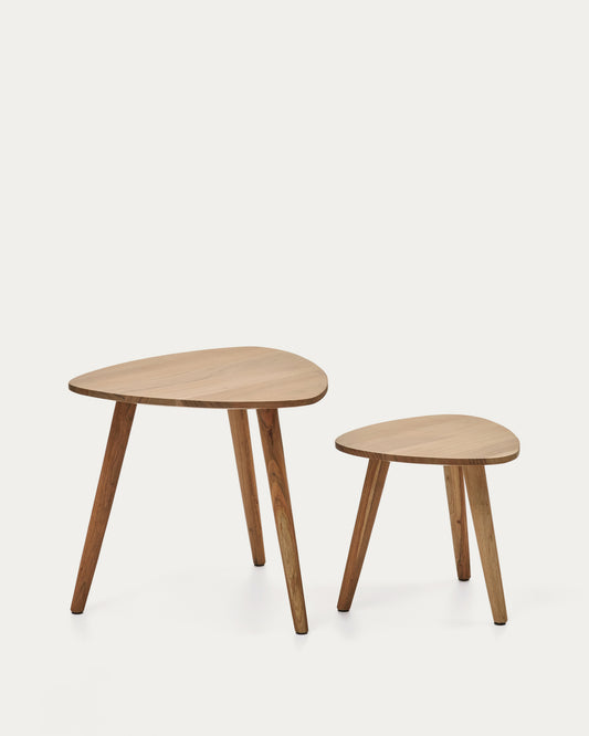 Set di 2 tavolini da appoggio Duvani in legno massiccio di acacia con finitura sbiancata.