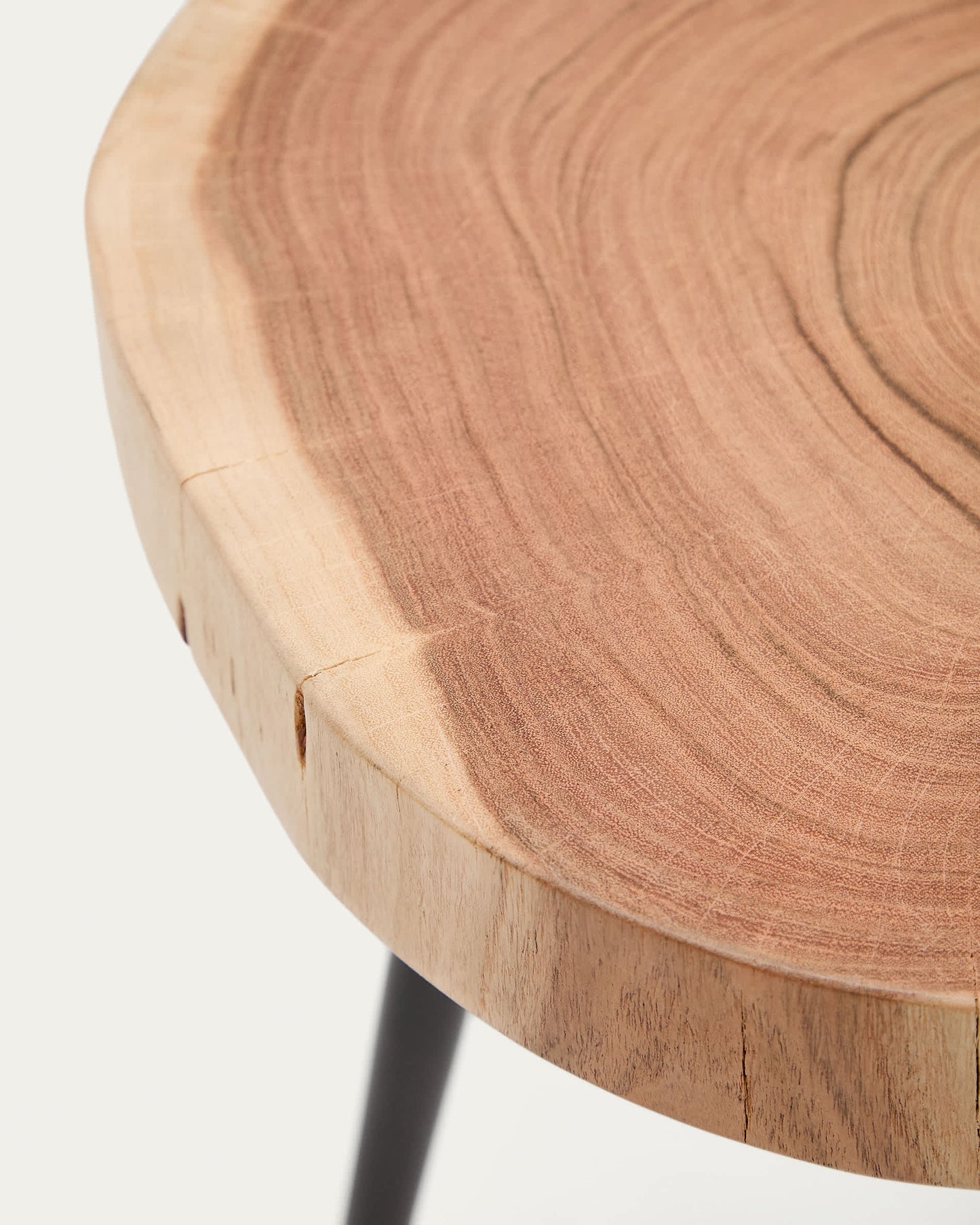 Tavolino da appoggio Tanive in legno massiccio di acacia con finitura sbiancata e gambe in acciaio nero Ø35 cm