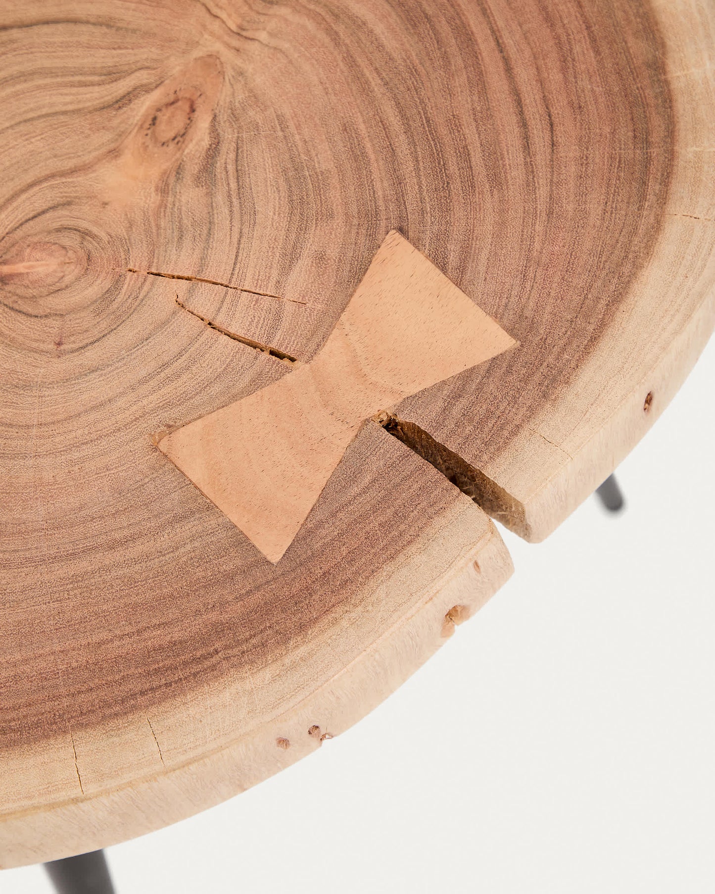 Tavolino da appoggio Tanive in legno massiccio di acacia con finitura sbiancata e gambe in acciaio nero Ø35 cm