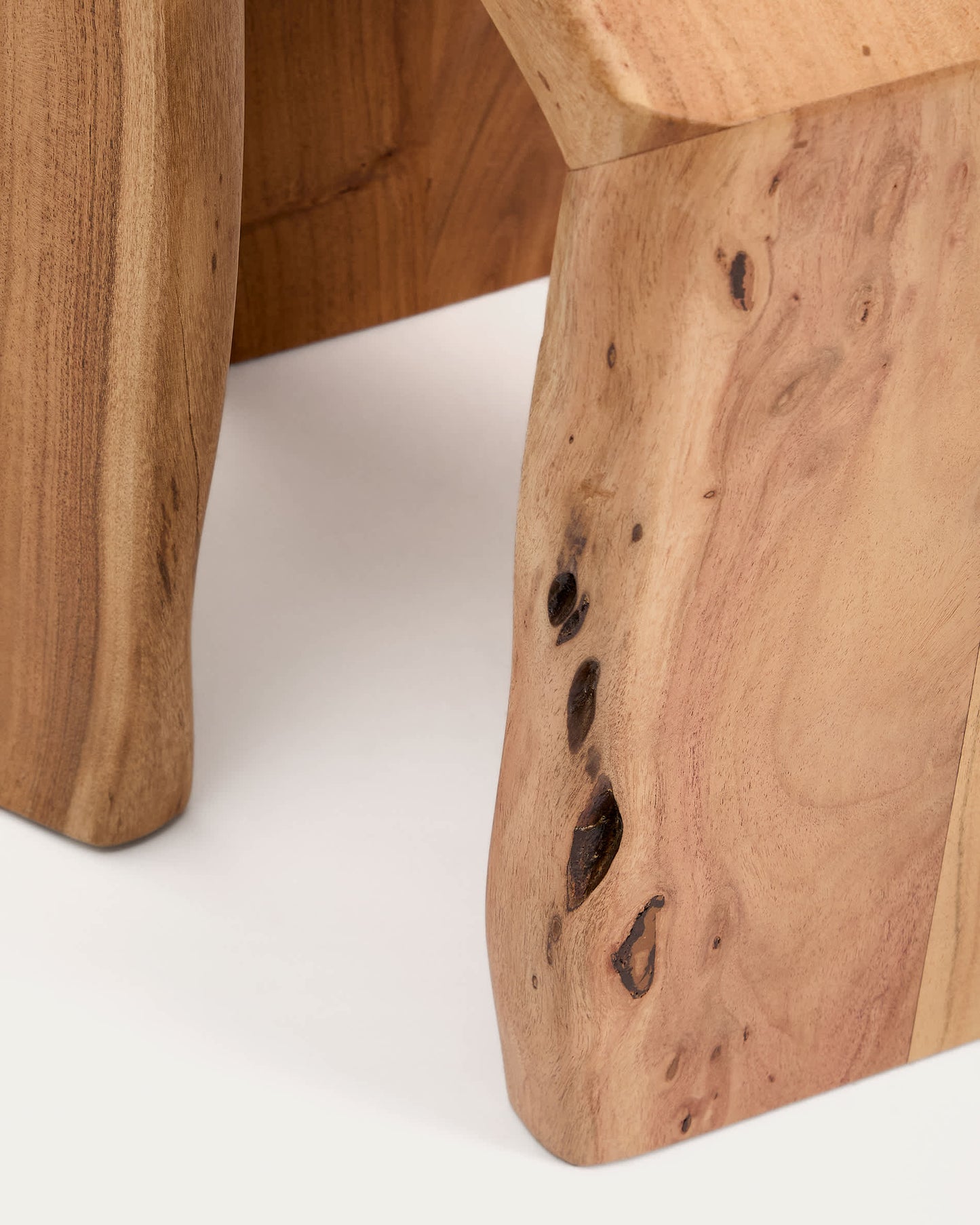 Set di 2 tavolini da appoggio a nido Lomiri in legno massiccio di acacia con finitura sbiancata 50x42 cm / 34x42 cm