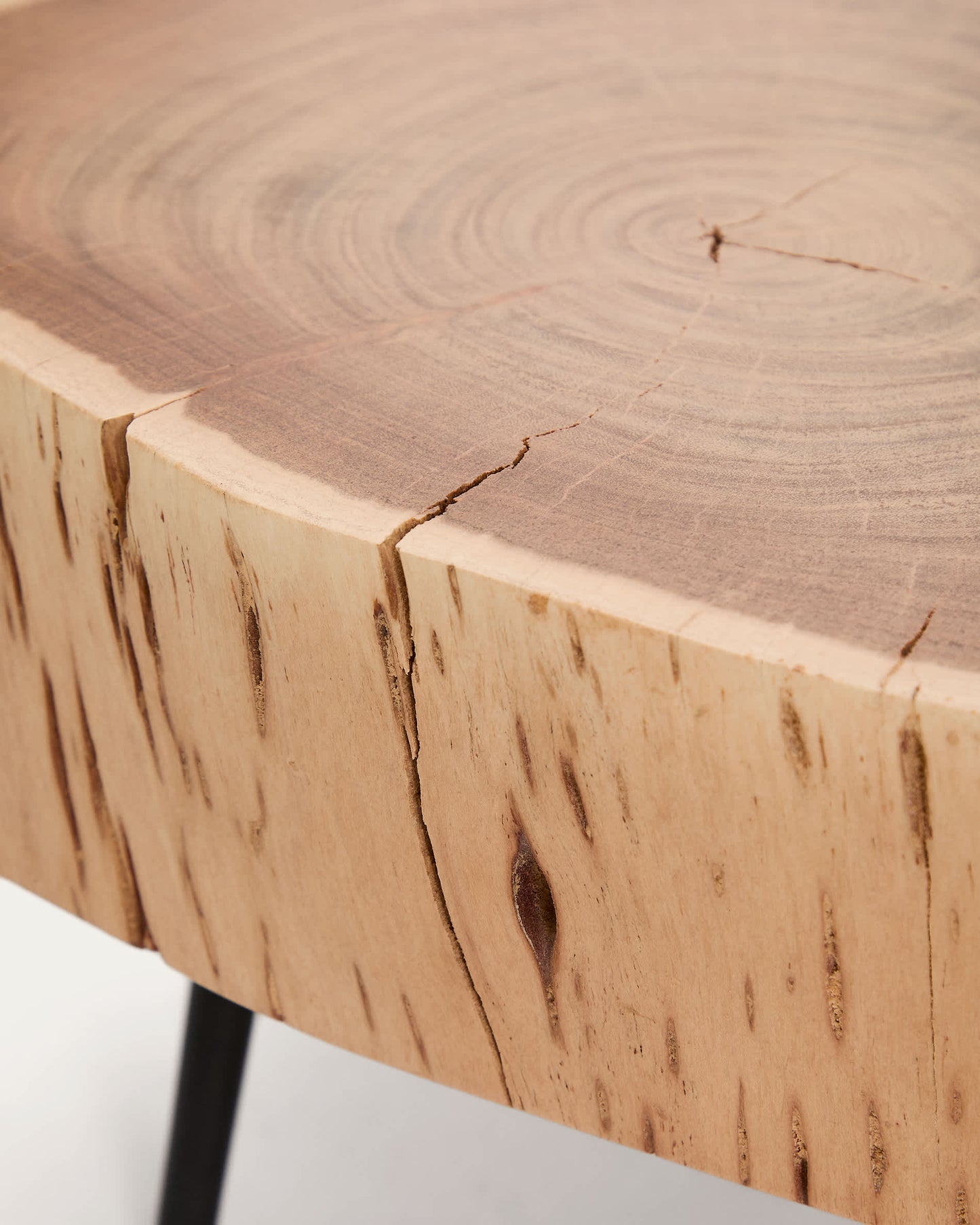 Tavolino da salotto Tavine in legno massiccio di acacia con finitura sbiancata e gambe in acciaio nero Ø49 cm