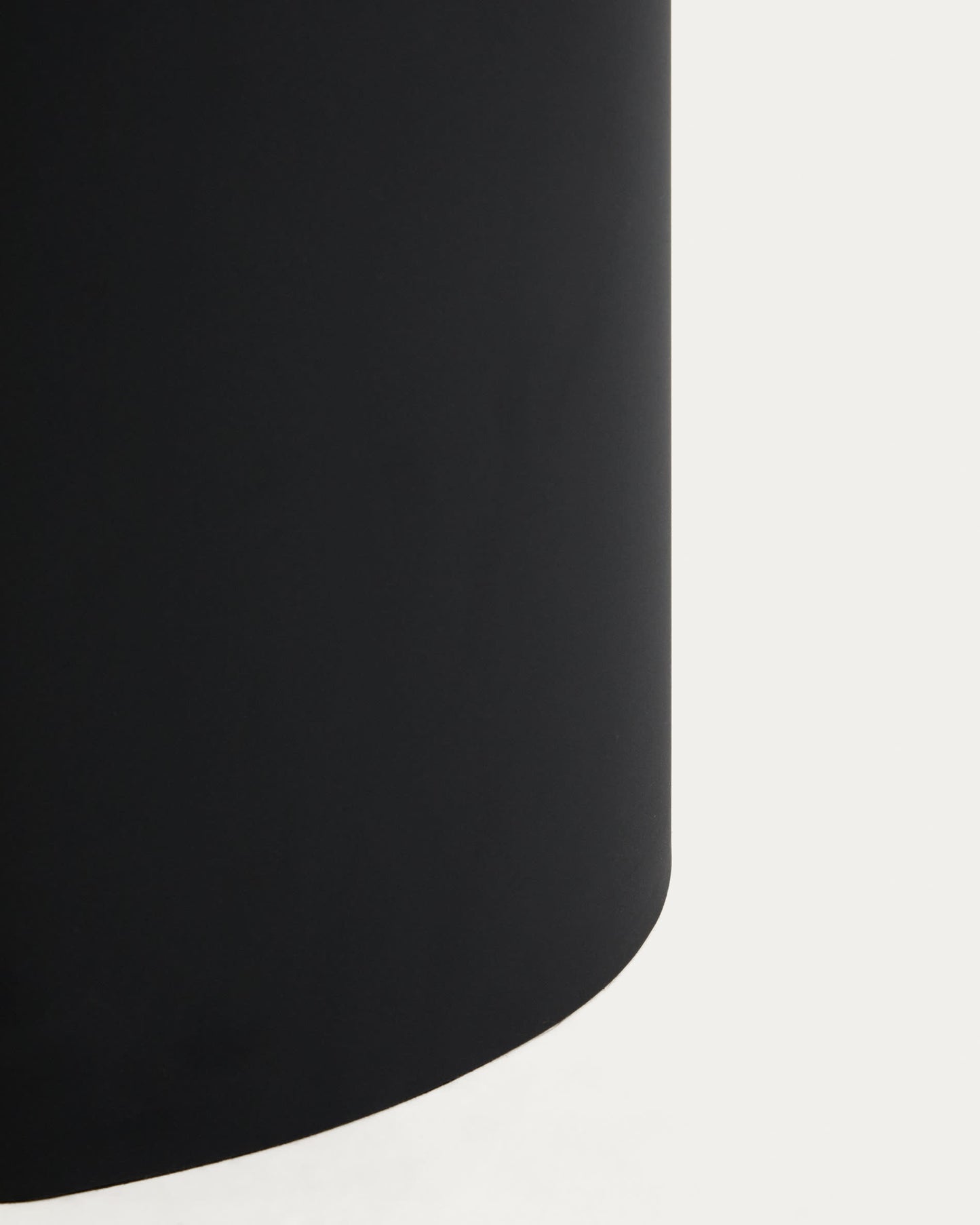 Tavolino Olir in vetro temperato e acciaio nero 48 x 46,8 cm