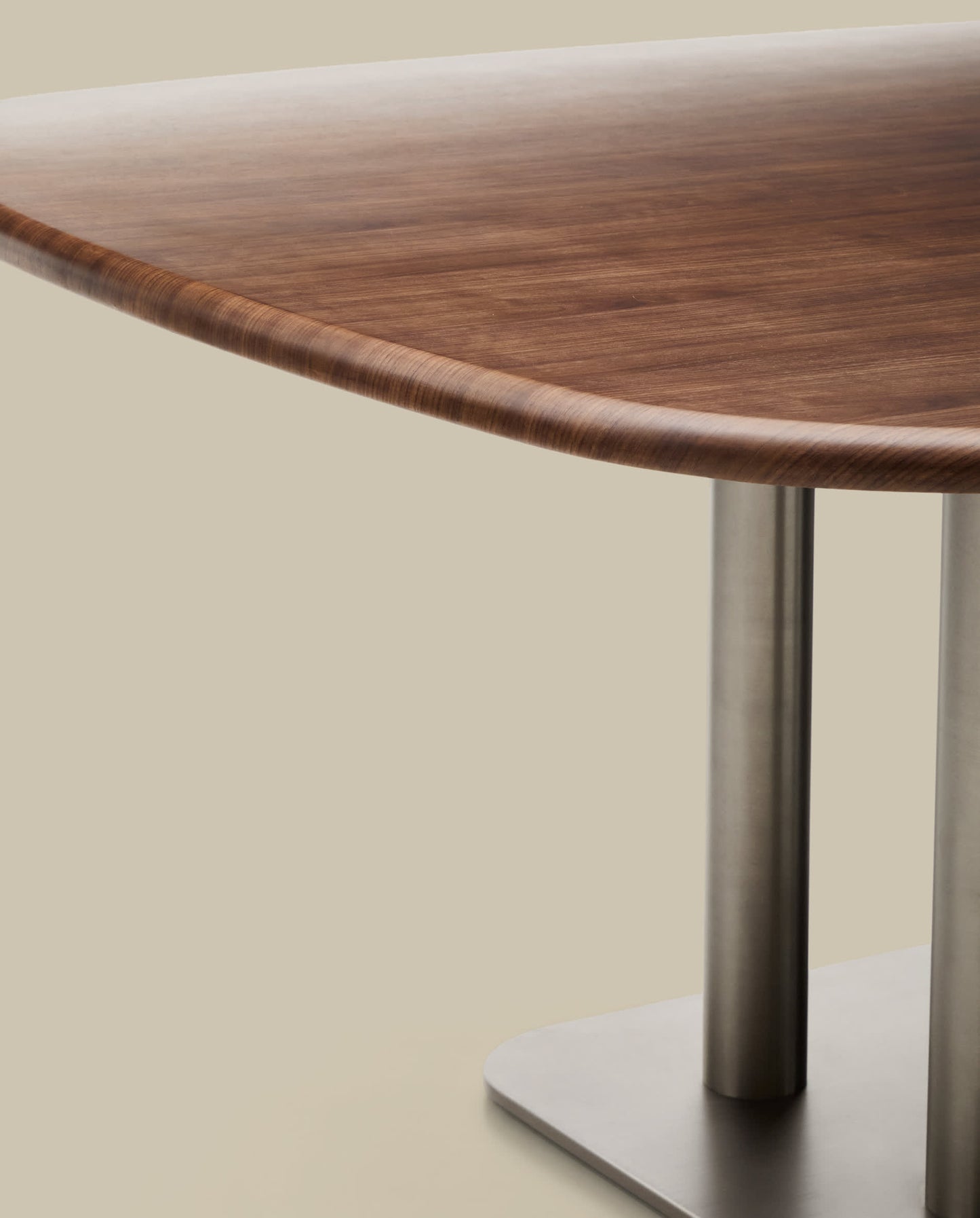 Tavolo Melvar in impiallacciato di noce e gambe con base in acciaio inox spazzolato 150 x 150 cm