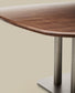 Tavolo Melvar in impiallacciato di noce e gambe con base in acciaio inox spazzolato 150 x 150 cm