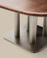 Tavolo Melvar in impiallacciato di noce e gambe con base in acciaio inox spazzolato 150 x 150 cm